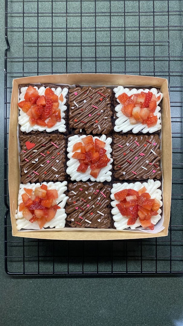 Caja de brownies decorados con fresas, buttercream y topping de chocolate